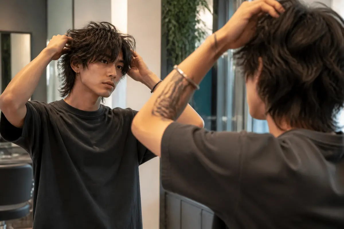Wolf cut homme : 6 conseils pour bien adopter la coupe
