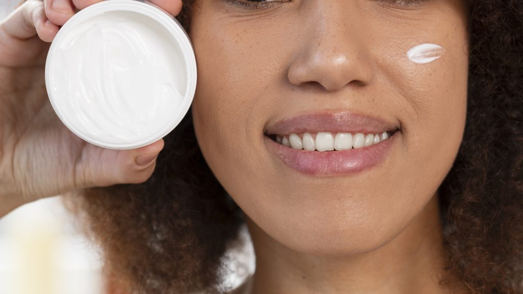Crème visage : à quoi sert-elle vraiment et comment agit-elle ?