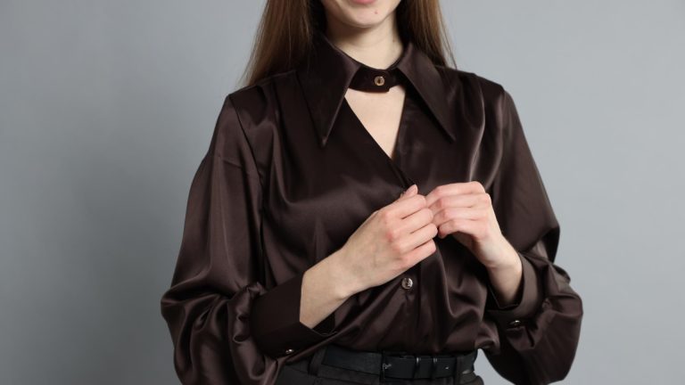 Porter une chemise en soie femme : adopter un style élégant et raffiné